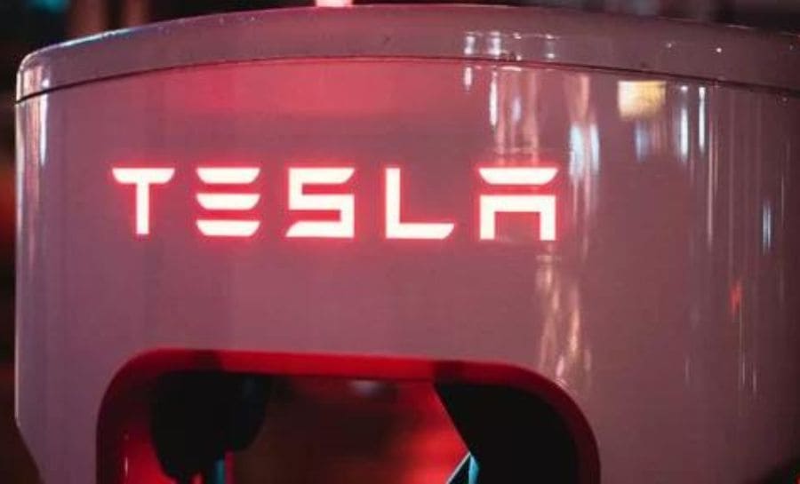 Robô ataca engenheiro em fábrica da Tesla nos Estados Unidos